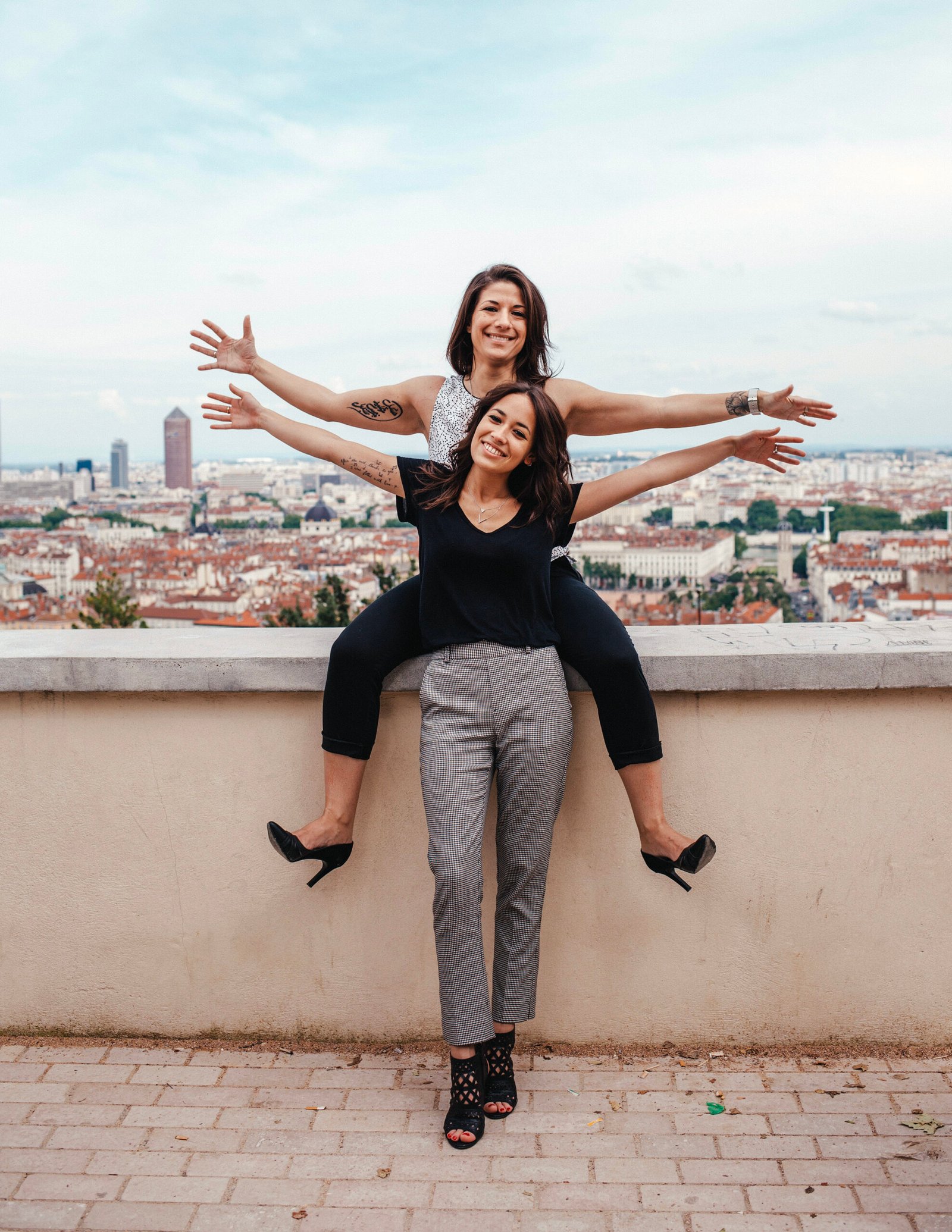 Séance couple avec vue sur Lyon près du restaurant Têtedoie