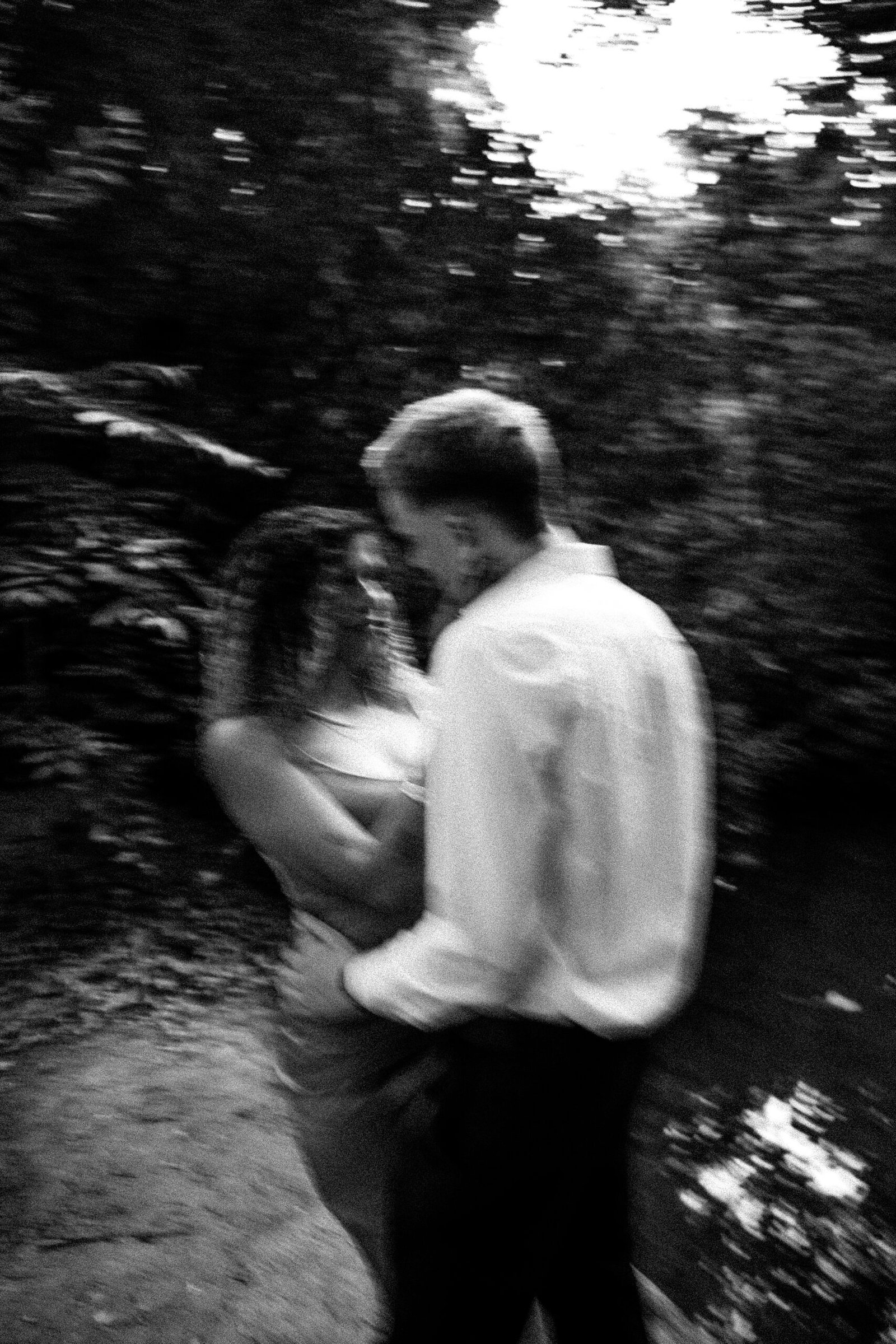 Couple en séance engagement, moment spontané