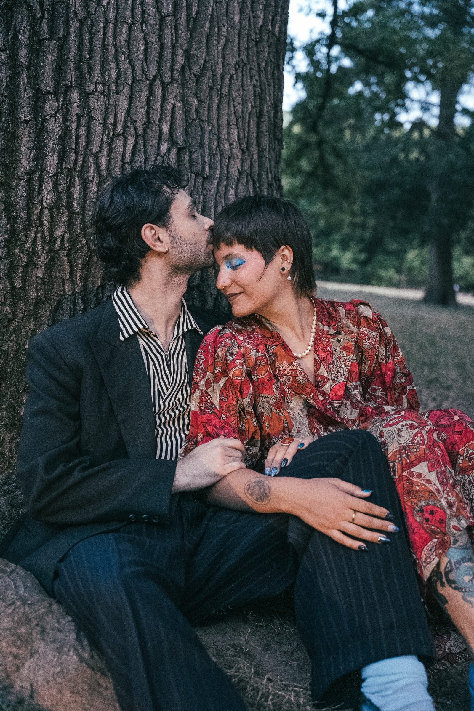 Couple souriant, séance engagement à Lyon